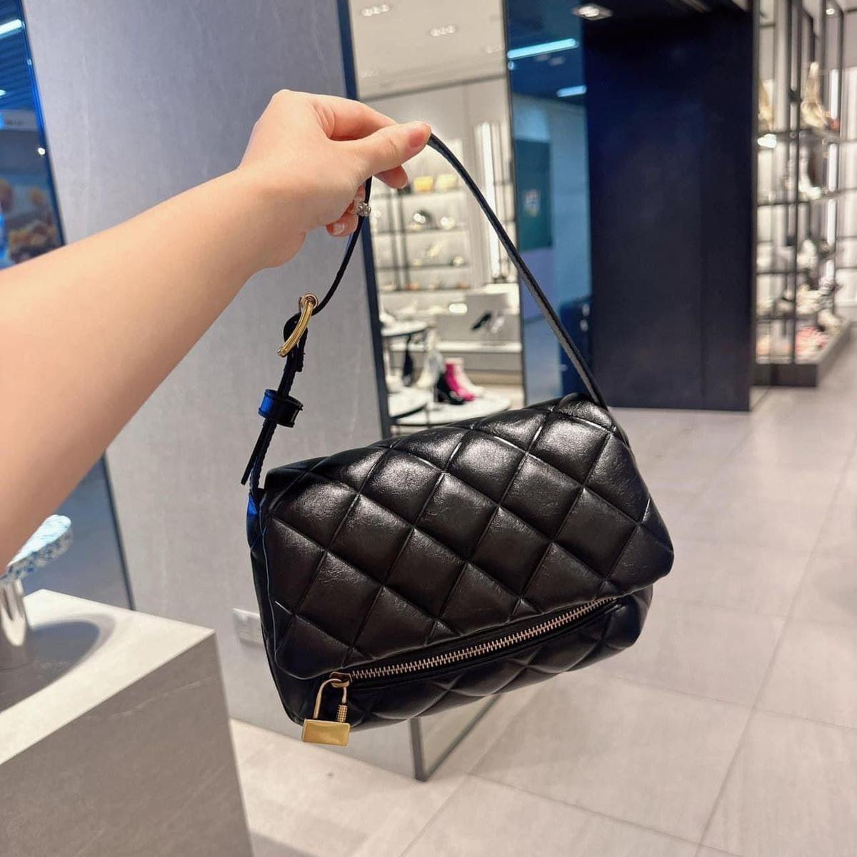 Túi CNK Swing Quilted Chain Handle Bag Black Túi CNK Swing Quilted Chain Handle Bag Black
